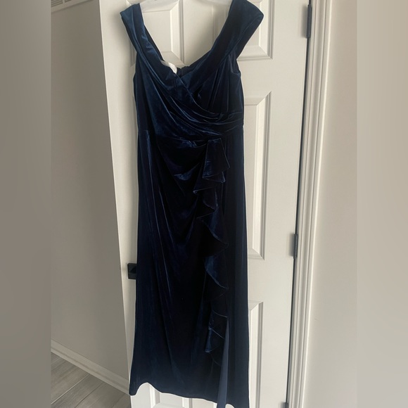 David’s Bridal OLEG CASSINI velvet off-the-shoulder dress sheath with ruffle - Picture 3 of 4